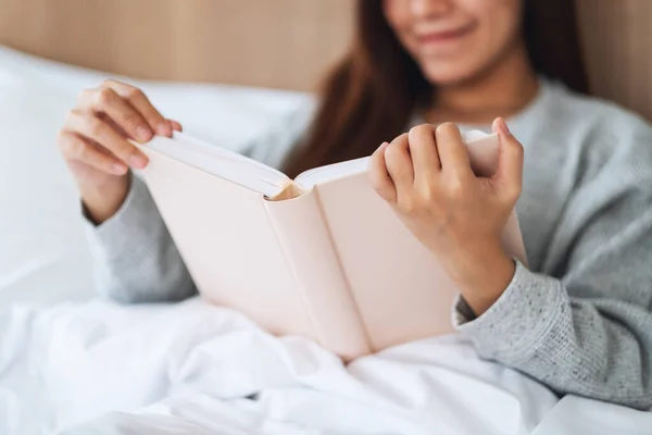 Closeup Image Beautiful Young Woman Reading Book White Cozy Bed — Zdjęcie stockowe