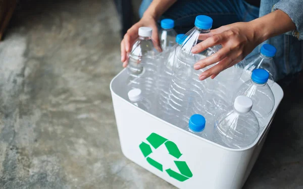 Una Mujer Recogiendo Separando Botellas Plástico Basura Reciclable Cubo Basura —  Fotos de Stock