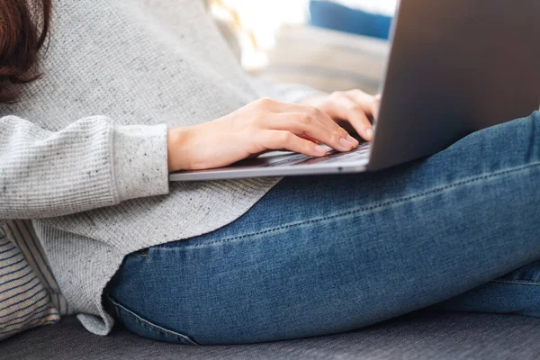 Une Femme Qui Utilise Travaille Sur Ordinateur Portable Assis Sur — Photo