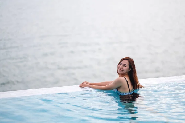 Una Joven Mujer Asiática Relajándose Piscina Infinita Con Una Hermosa — Foto de Stock