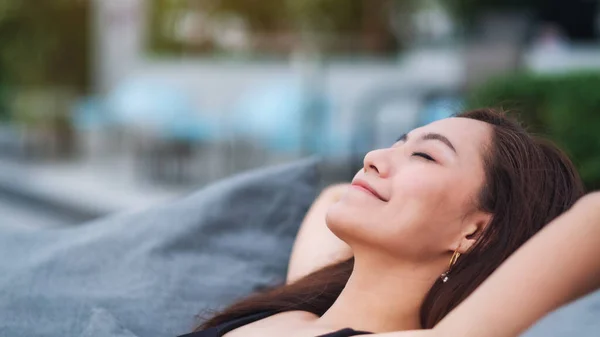 Красива Молода Азіатська Жінка Розслабляється Спить Лежить Дивані Відкритому Повітрі — стокове фото
