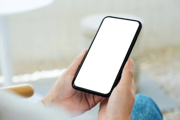 Макет Жінки Тримає Мобільний Телефон Порожнім Білим Екраном Стільниці — стокове фото