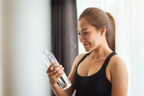 Красива Азіатська Жінка Тримає Дивиться Пляшку Води Під Час Роботи Стокове Фото