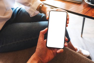 Boş siyah masaüstü ekranı olan beyaz cep telefonunu tutan ve gösteren bir kadının görüntüsü