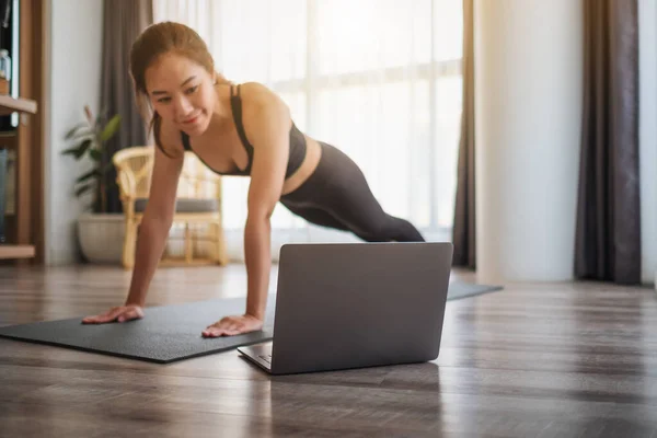 Eine Schöne Junge Asiatin Macht Liegestütze Auf Der Trainingsmatte Während — Stockfoto