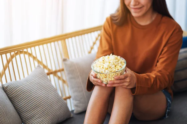 Close Image Beautiful Young Woman Holding Bowl Popcorn While Sitting — ストック写真