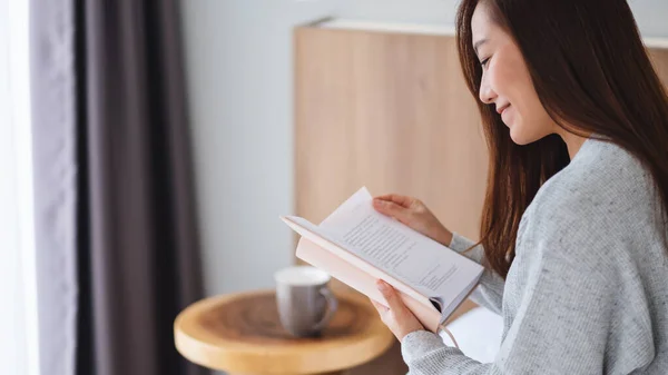 Closeup Image Beautiful Young Woman Reading Book White Cozy Bed — Zdjęcie stockowe