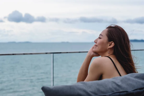 Beautiful Young Asian Woman Sitting Looking Sea Blue Sky View — 스톡 사진