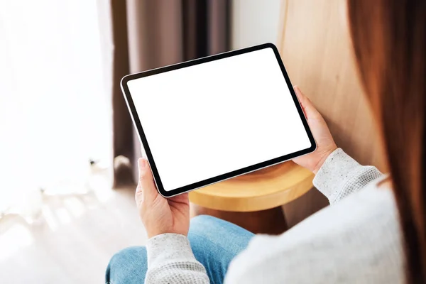 Imagen Burlona Una Mujer Sosteniendo Una Tableta Negra Con Pantalla Fotos de stock