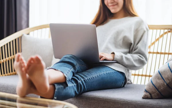 Una Hermosa Mujer Que Usa Trabaja Una Computadora Portátil Mientras Imágenes de stock libres de derechos