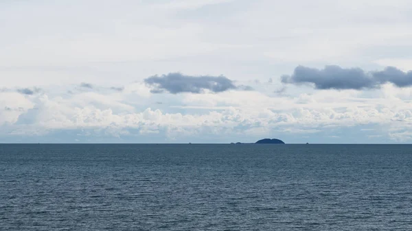 Landschapsbeeld Van Blauwe Zee Bewolkte Lucht Achtergrond Rechtenvrije Stockafbeeldingen