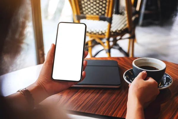 Mockup Beeld Van Een Vrouw Met Een Mobiele Telefoon Met Rechtenvrije Stockfoto's