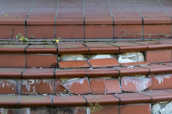 被损坏的房屋楼梯或楼梯 混凝土台阶上有破碎的瓷砖 靠近点 — 图库照片