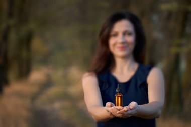 Kadınlar, biyolojik ve ekolojik bitkisel ilaçlardan biraz ellerinde tutuyorlar..