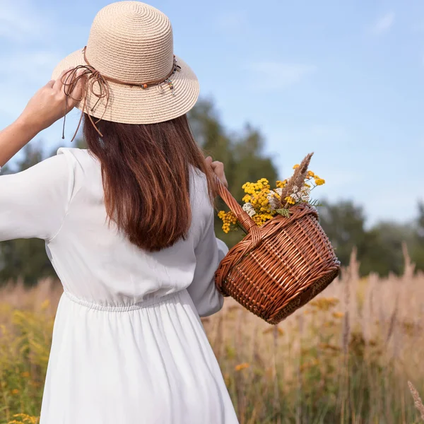 Mulher Cesta Sholding Flores Selvagens Mulher Colhendo Flores Ervas Natureza — Fotografia de Stock