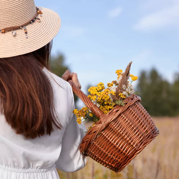 Mulher Cesta Sholding Flores Selvagens Mulher Colhendo Flores Ervas Natureza — Fotografia de Stock