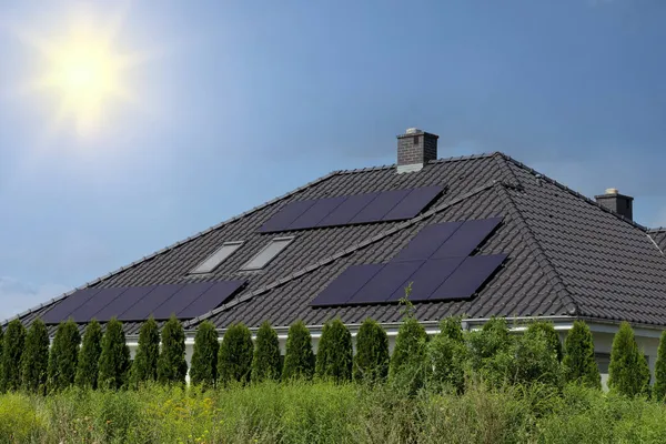 Большой Дом Солнечными Батареями Крыше — стоковое фото
