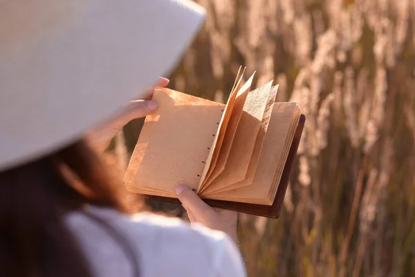 Uma Mulher Segurando Caderno Velho Mão Pedaço Papel Branco Fundo — Fotografia de Stock