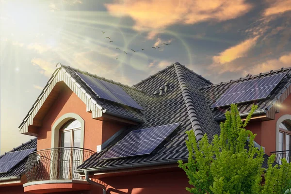 Casa Moderna Com Painéis Solares Sol Conceber Energia Limpa Sunset — Fotografia de Stock