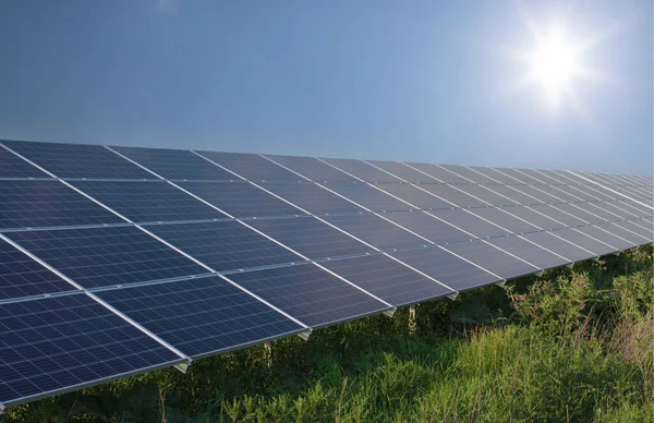 光电太阳能电池板作为一种可再生能源 太阳能电池板 晴朗的蓝天和阳光 — 图库照片