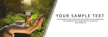 Şişede aroma yağı olan bir el. Bach çiçeği özü ve çiçek açan ısırgan otu. Web sitesi afişi, kopyalama alanı. Alternatif Tıp Konsepti.