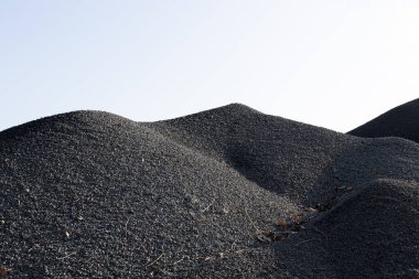 Siyah taşın tepesindeki bazalt taşının bileşimi.