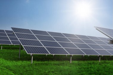 Mavi gökyüzü arkaplanındaki güneş paneli. Güneş paneli dramatik gün batımı gökyüzü arkaplanı, alternatif enerji konsepti, kopyalama alanı.