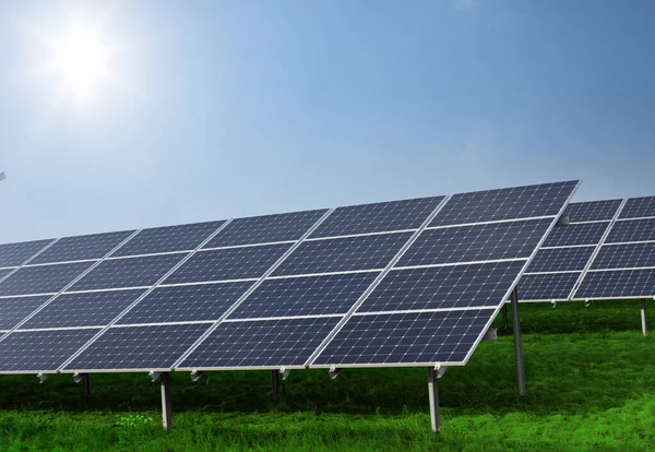 天空背景上的太阳能电池板 太阳能发电厂 蓝色太阳能电池板 替代电力来源 复制Space — 图库照片