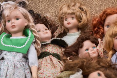 Bavula yerleştirilmiş oldukça eski oyuncak bebeklerin koleksiyonu. Antika oyuncaklar, antika bebekler. El yapımı..