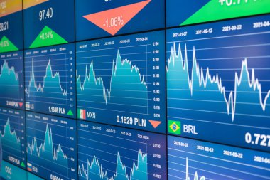 Warszawa, Polonya - Haziran 05.2021: NBP Para Merkezi, Müze. Borsa bilgilerini göster, borsa bilgilerini göster. Borsa alıntılarının gösterimi