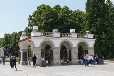 Varşova, Polonya - Haziran 05.2021: Bilinmeyen Asker 'in Varşova' daki mezarı. Pilsudski Meydanı 'ndaki Meçhul Asker' in Mezarı,
