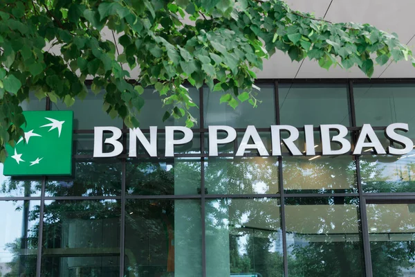 ワルシャワ ポーランド 2021年6月5日 Bnpパリバ株式会社ワルシャワのブランドロゴ — ストック写真