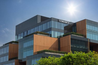 Poznan, Polonya - 21 Haziran 2021: Comarch logolu modern ofis binası.