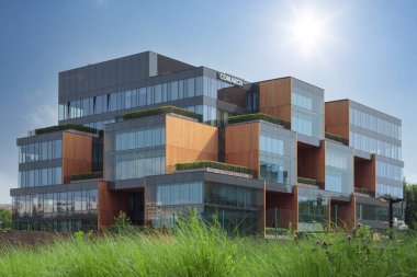 Poznan, Polonya - 21 Haziran 2021: Comarch Business Miasto Poznan, nowoczesny budynek wraz z logo firması M.in. ilk adım Comarch.