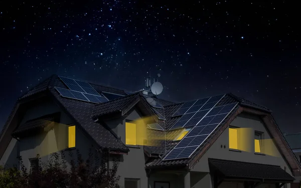 Güneş paneli gece gündüz. Görüntüyü algıla - evdeki güneş enerjisi. Fotovoltaik kullanımına bir örnek.