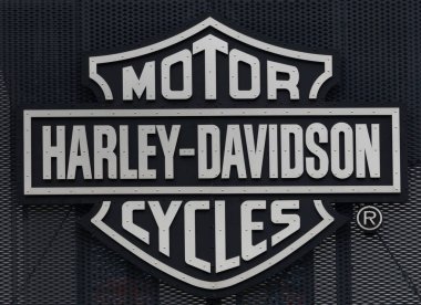 Poznan Polonya - 21 Haziran 2021: Duvarda Harley-Davidson logosu. Harley Davidson, Amerikalı motosiklet üreticisi..
