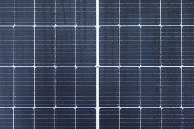 Yağmurdan sonra su damlası olan güneş panelleri. yakın plan.