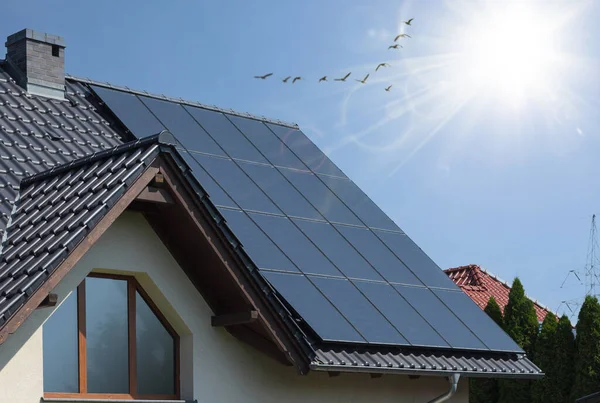 Modern bir evin güneş panelleriyle kaplı büyük bir çatı.