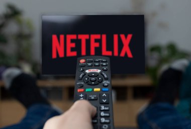 Poznan Polonya - 21 Haziran 2021: TV Televizyon Netflix logosu evde uzaktan kumandalı.