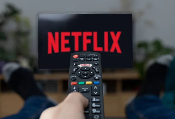 Poznan Polonia 2021 Iunie Logo Netflix Ecran Telecomandă Acasă — Fotografie, imagine de stoc