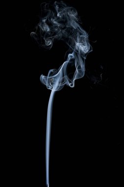 Siyah arka planda duman, yakın plan. Stüdyo çekimi