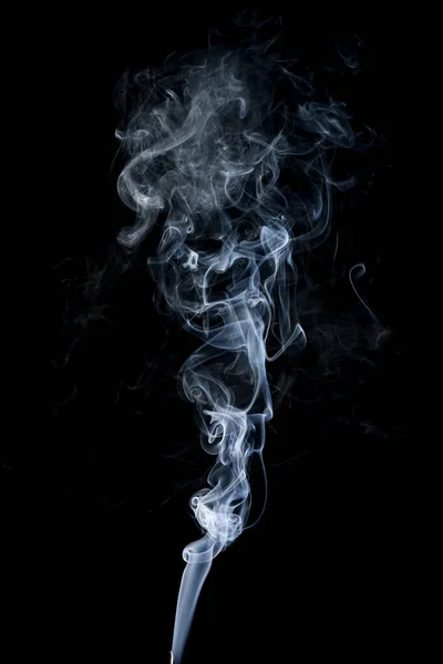 白い煙が黒の背景に分離の動き — ストック写真