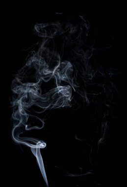 Siyah üzerine soyut beyaz duman şekli. İzole edilmiş.