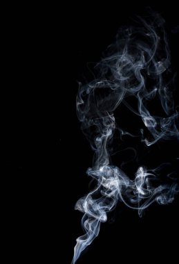 Siyah üzerine soyut beyaz duman şekli. İzole edilmiş.