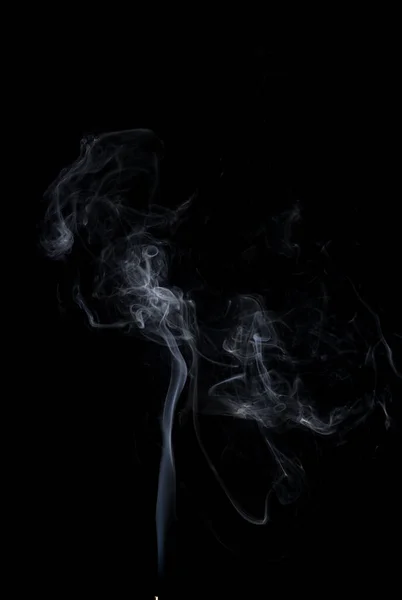 白煙の渦巻き 抽象的な線黒の背景に隔離された — ストック写真