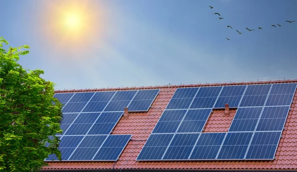 Solární Panely Střeše Domu Čistý Vzduch Koncepční Obraz — Stock fotografie