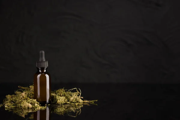 薬用マリファナから作られたエッセンシャルオイル 乾燥した芽 黒い背景にCbd油を含むボトルの詳細 大麻油 医療用マリファナの概念 — ストック写真