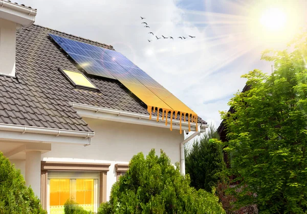 Solární Panely Střeše Moderního Domu Koncept Úspory Peněz Peníze Ušetřené — Stock fotografie