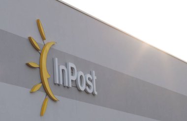 Polonya, Dabrow - Şubat 05, 2022: InPost logosu, faade, kurye hizmeti sağlayıcısı, paket teslimatı ve ekspres posta. Paket sıralama fabrikası.