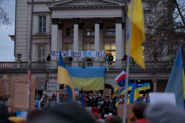 Poznan, Polonya - 02.26.2022: Poznan 'daki Rus Büyükelçiliği önünde savaş karşıtı protesto çağrısı.